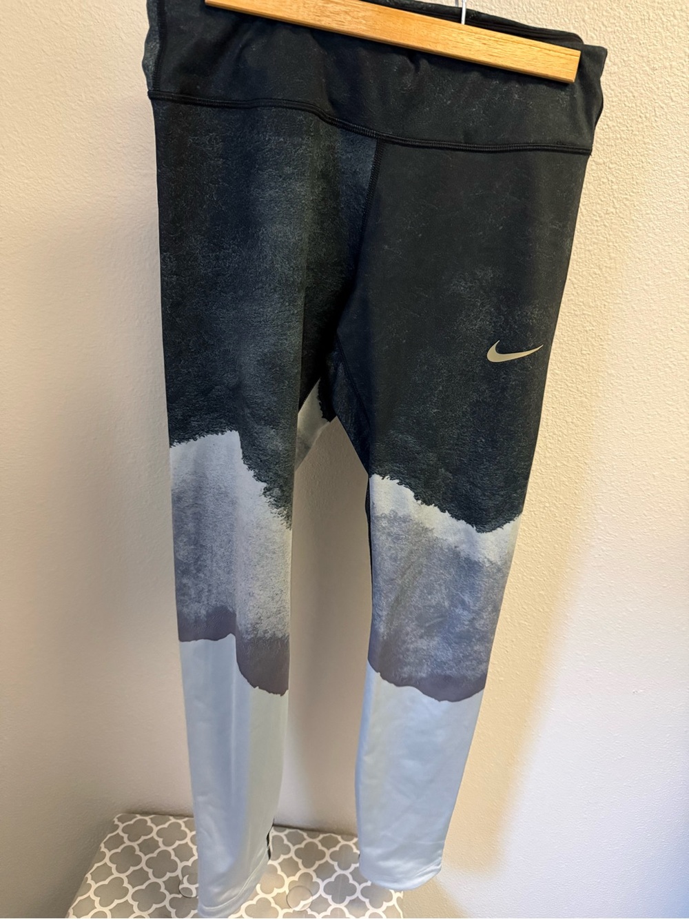 Nike women’s M Black and Light grey Print Leggings